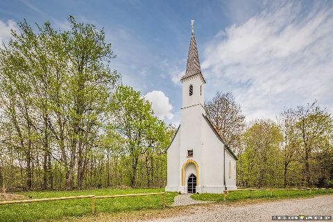 Gemeinde Erharting Landkreis Mühldorf Hampersberg Kirche Außen (Dirschl Johann) Deutschland MÜ